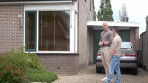 Duurzame energie: Zonnepanelen installeren op een woning uit 1993 met oost-west dak