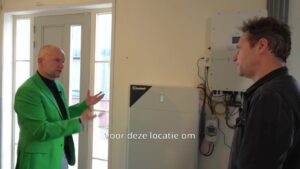 Installatie van zonnepanelen op goede locatie nabij meterkast en omvormer